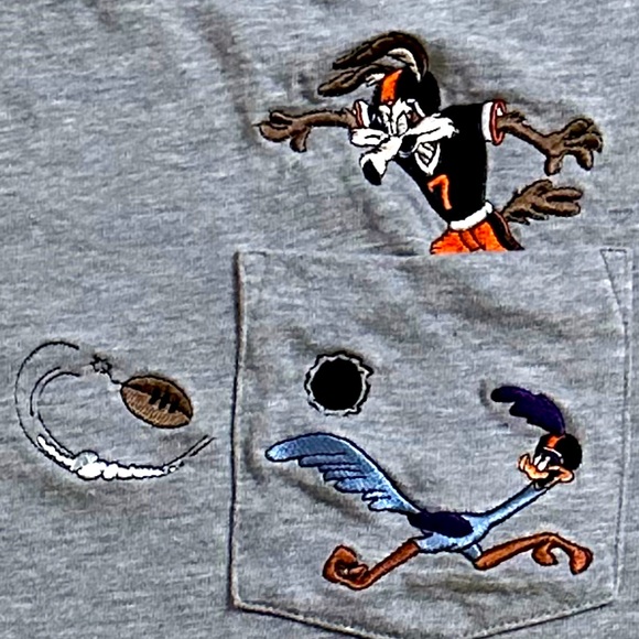 VTG WB STUDIO STORE FOOTBALL GRAY T-SHIRT LOONEY TUNES ROADRUNNER COYOTE KIDS L - Picture 2 of 6